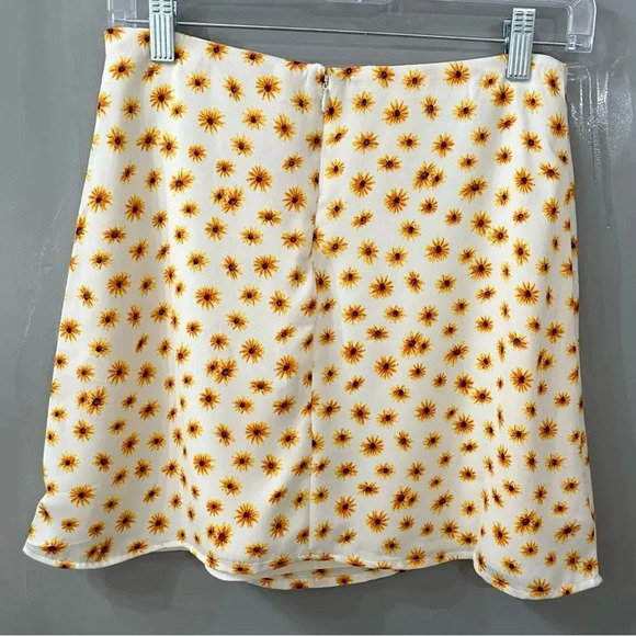 NWT Revolve WeWoreWhat Floral Mini Slip Skirt Size L Cream Yellow Daisy - Picture 5 of 5